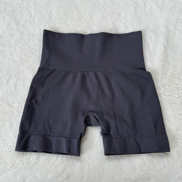 Set Active Sculptflex Bike Shorts in Pebble XS - Picture 2 of 5